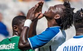 Alberth Elis luce fastidiado y ha bajado los brazos en este juego que Honduras cae goleada.