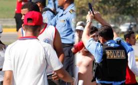 La Policía Nacional tuvo que intervenir para evitar una tragedia mayor durante los enfrentamientos a tiros y piedras entre aficionados de Real España y Olimpia.