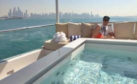 Cristiano Ronaldo luce relajado en un yate en Dubai donde repone energías para el 2015.