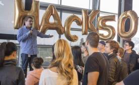 Los hackathons son una parte importante de cómo nos encontramos con nuevas ideas. Todo el mundo tiene un día para explorar la idea que quiere, y entonces todo el mundo se presenta con lo que ha llegado al final.