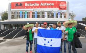 Aficionados hondureños y mexicanos juntos en el último partido en el Azteca. Foto Ronal Aceituno.