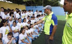 Francis Reyes impartiendo clases de eduación física a losalumnos de la American Christian Kindergarden, School and Intitute de Santa Bárbara. Foto Neptalí Romewro