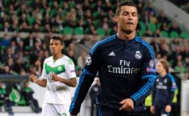 En el arranque del partido, Cristiano Ronaldo la envió a las redes pero la jugada no contó por posición adelantada. Fotos EFE y AFP