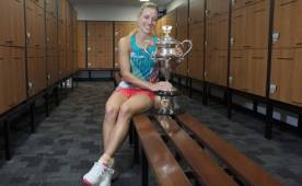 Angelique Kerber posa con el trofeo como la reina del Abierto de Australia. Foto AFP