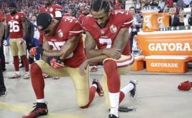 Kaepernick y Reid pusieron una rodilla en tierra mientras un efectivo naval cantaba el himno.