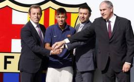 Presentación de Neymar, junto a Sandro Rosell, Bartomeu y Andoni Zubizarreta.