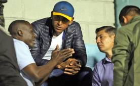 Costly dialogó con Eduardo Benneth y Arnold Cruz durante el partido Olimpia-Real Sociedad.