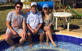 Jorge Luis Pinto disfruta de la Navidad en Colombia junto a sus hijos y con la camisa de Honduras puesta.