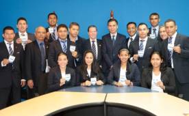 Panel de los árbitros que hoy recibieron su gafete Fifa internacional.