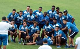 La selección de Honduras reconoció la cancha del estadio Cuscatlán.