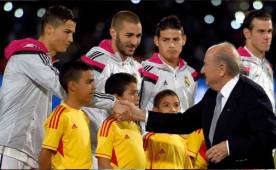 Así se saludó Cristiano y Blatter durante el Mundial de Clubes. Foto Agencia