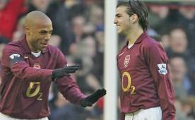 Henry y Fabregas durante un partido en 2005 cuando ambos jugaban en el Arsenal.