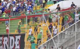 Todo inició con la barra de Motagua recibió con insultos a los de Marathón y éstos respondieron con agresiones. Foto Juan Salgado
