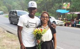 El atacante del Monterrey, Alberth Elis junto a su madre Johani Martínez.