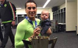 Memo Ochoa festejó el título con este pequeño.