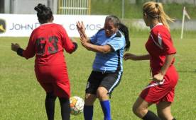 La abuelita Lidia Ramos juega con jovencitas y no tiene temor de meter el pie cuando le toca ir con fuerza a la pelota. Foto Samel Zelaya