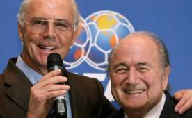 Beckenbauer junto a Blatter durante un evento de la FIFA.