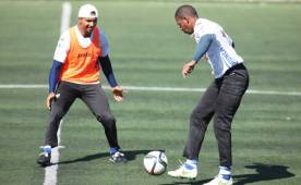 Donis Escober marca a 'Buba' López en el entreno de este martes en Tegucigalpa. Foto DIEZ.
