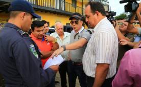 Momento en que Nelson Urías presentaba la denuncia a las encargados en la sede del Real España. Foto Jordan Perdomo