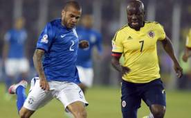 Alves salió molesto por el arbitraje del silbante chileno.