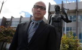 Astor Henríquez confiesa que una lesión lo alejó del fútbol a los 31 años, pero ahora sus energías las dedica a su profesión como abogado y también como analista deportivo. Fotos Juan Salgado y Ronald Aceituno