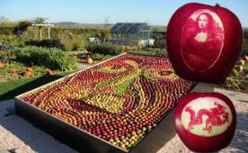 En China se celebró la Feria del Día Nacional de Shangai, en la cual se presentaron una serie de manzanas en cuya piel crece arte.