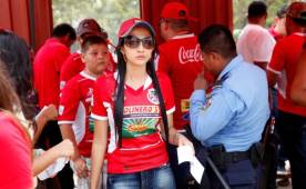 La afición desde temprano llegó al estadio Francisco Martínez Durón para apoyar a su equipo en un duelo complicado ante Olimpia. Foto Neptalí Romero