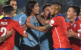 Edinson Cavani fue expulsado luego de ser provocado por Gonzalo Jara de Chile.