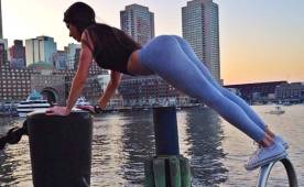 Para Jen Selter cualquier lugar es bueno para practicar yoga, un ejercicio que ayuda física y mentalmente. Foto Instagram @JenSelter