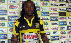 Rony Flores ya posa con la camisa de Real España, ya había vestido los colores de su vecino Marathón. Foto Real España