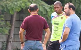 El cuerpo médico evalúa con lupa la lesión de Buba López. Foto Delmer Martínez / DIEZ