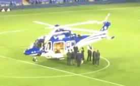 Vichai Srivaddhanaprabha al momento que se retiraba en su helicóptero en el estadio King Power.