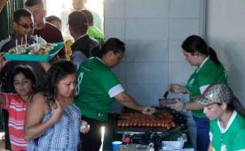 En las entradas del estadio Excélsior, los padres de los jugadores de las reservas montaron sus ventas de chorizos y comida para recaudar fondos. Foto Neptalí Romero