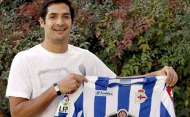 Celso Borges posando con su nueva camisa del Deportivo La Coruña de España.
