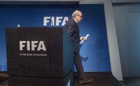 Blatter anunció su salida de la Fifa. Renunció al cargo al que fue reegido hace dos días.