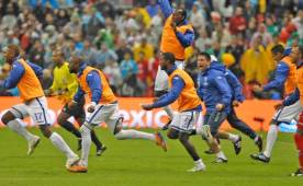 La selección de Honduras celebrando el Aztecazo.