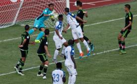 Honduras cayó en el estadio Olímpico ante México, un rival que no ganaba en el país desde hace 22 años, y complica su pase al hexagonal. Foto Neptalí Romero