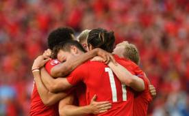 Gareth Bale mandó el centro para que McAuley metiera el fatídico autogol para Irlanda del Norte.