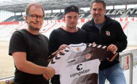 A la izquierda, el falso Lienen con la careta perfectamente encajada; en el centro, con cara de circunstancias, Ducksch; y a la derecha, el director deportivo del St. Pauli, Thomas Meggle.