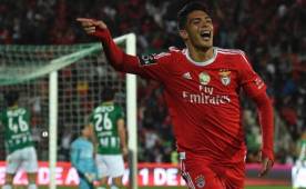 Raúl Jiménez celebra el gol del triunfo del Benfica ante el Rio Ave.
