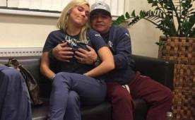 Diego Maradona tomó por la espalda a su novia y la agarró de una de sus partes intimas.