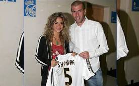 Shakira y Zidane posando con una camiseta del Real Madrid.