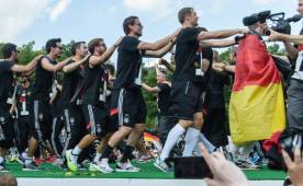 Los alemanes se pusieron a bailar frente a su gente y recordaron a los argentinos. Foto AFP