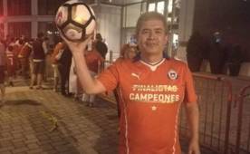 Pedro mostrando el balón del penal que ejecutó Messi en la final ante Chile.