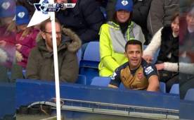 El chileno se sentó junto a los aficionados, quienes quedaron asombrados.