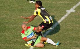 Astor Henríquez le entró fuerte a Carlo Costly y el árbitro le mostró la roja directa. Foto Neptalí Romero