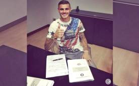 Mauro Icardi al momento de firmar su contrato con el Inter de Milan.