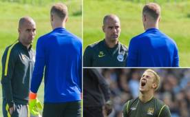 Pep Guardiola durante la charla que tuvo con el jugador Joe Hart.