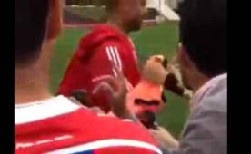 Pep Guardiola le dijo que no al aficionado que le pidió que le firmara la camisa del Barcelona en Qatar.