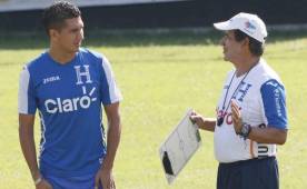 El defensor del Correcaminos de México, Jhonny Leverón, conversa con el entrenador de la Selección Nacional, Jorge Luis Pinto. Foto Delmer Martínez